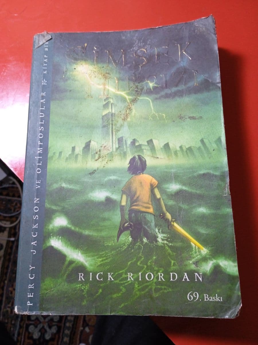Percy Jackson ve Olimposlular - Simsek Hirsizi - Rick Riordan ikinci el kitap
